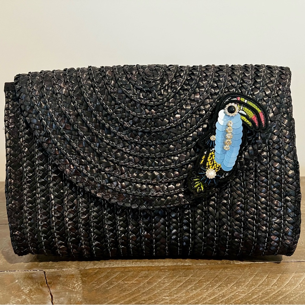 Black straw parrot clutch